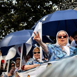 La titular de la Asociación Madres de Plaza de Mayo, Hebe de Bonafini (3d), saluda a la multitud que se concentra para recordar los 41 años del golpe cívico-militar. EFE