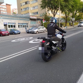 Señales de limitación a 30km/h pintadas en la calzada de Bilbao. Foto de archivo.