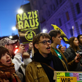 Varias personas protestan contra la victoria de la extrema derecha en Austria y piden la salida de los nazis del parlamento.