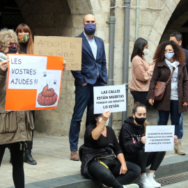 Un grup d'autònoms concentrats davant l'Ajuntament de Girona aquest 16 de novembre de 2020.