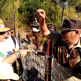 Intento de Ecologistas de cortar las alambradas que cierran un camino público.