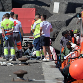 Dos cayucos con un total de 112 personas han llegado este lunes por la mañana al puerto de La Restinga, en El Hierro.