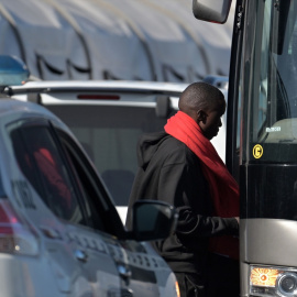 Un migrante sube a un autocar en el puerto de La Restinga, a 30 de septiembre de 2024, en El Hierro, Canarias (España).