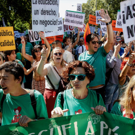 Multitud de personas, con pancartas y carteles reivindicativos durante una manifestación por los derechos de la educación pública en la Comunidad de Madrid, a 10 de septiembre de 2022, en Madrid (España). Imagen de archivo.