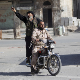 Dos miembros de Al Qaeda en una moto en Idlib. /REUTERS