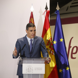 El presidente del Gobierno, Pedro Sánchez, durante una comparecencia ante la prensa este lunes en Murcia tras el viaje inaugural del tren de alta velocidad a la capital murciana. Este proceso culmina el Corredor del Levante y avanza en el Corredor del Me