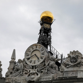 Detalle del reloj ubicado en lo alto de la sede del Banco de España, en Madrid. REUTERS/Juan Medina.