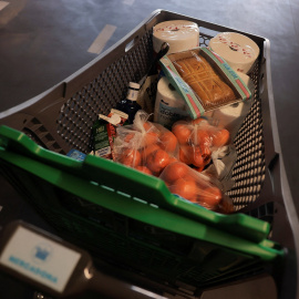 Un carro de la compra en un supermercado en Ronda (Málaga). REUTERS/Jon Nazca