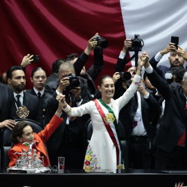 La presidenta de México Claudia Sheinbaum (c) acompañada de presidenta de la Cámara de Diputados, Ifigenia Martínez (i) y el mandatario saliente, Andrés Manuel López Obrador (d).