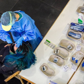 Personal sanitario realiza test de antígenos en el Palacio de Congresos Riojaforum de Logroño.