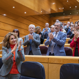 La ministra de Hacienda, María Jesús Montero, recibe los aplausos de la bancada socialista tras el durante el pleno del Senado que ha aprobado el proyecto de Ley de Presupuestos Generales del Estado para 2023. EFE/ Fernando Villar