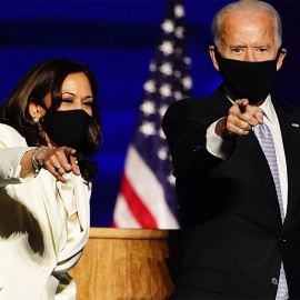 El presidente electo de EE.UU., Joe Biden (d) y la vicepresidenta electa, Kamala Harris (i), durante un discurso en Wilmington, el 7 de noviembre de 2020.