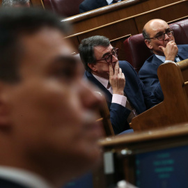 El líder del Partido Socialista Pedro Sánchez, el portavoz del Partido Nacionalista Vasco (PNV), Aitor Esteban y Mikel Legarda durante una moción de censura- REUTERS