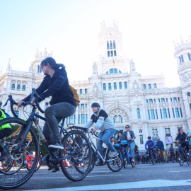 Varias personas en bicicleta participan en una manifestación por la movilidad sostenible. Imagen de archivo.