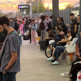 L'andana de l'estació de Cubelles plena de gom a gom de passatgers que esperen el tren de les 7.44h de l'R2 Sud