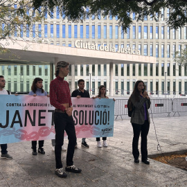 L'activista LGBTI acusada, Janet Catalan, al costat de la seva advocada, Marta Bolinches, a les portes de la Ciutat de la Justícia.