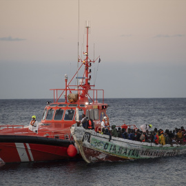 Imagen de archivo de una embarcación de Salvamento Marítimo llegando junto a un cayuco a El Hierro.