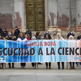 Varios manifestantes piden más ambición en la lucha contra la crisis climática, en La Puerta del Congreso de los Diputados, a 6 de abril de 2022.