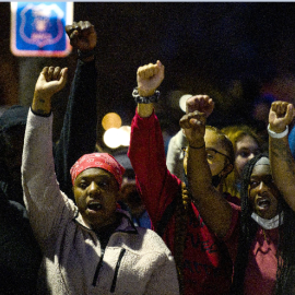 Manifestantes protestan por la muerte, Daunte Wright  a manos de la Policía, el 11 de abril de 2021 en Brooklyn Center, Minnesota.