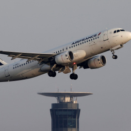 Un avión de Airefrance despega del aeropuerto Charles-de-Gaulle de París.