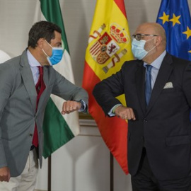 El presidente de la Junta de Andalucía, Juanma Moreno (i), durante la reunión con el portavoz del grupo parlamentario Vox, Alejandro Hernández (d). En Sevilla (Andalucía, España), a 02 de septiembre de 2020.