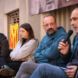 17/12/2022 - Ramon Piqué, en primer pla, juntament amb Benet Salellas, Carla Costa i Martí Majoral en l'acte celebrat a Banyoles per recordar els 30 anys de l'Operació Garzón.