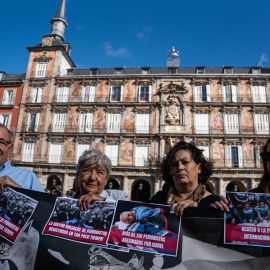 La vicepresidenta de RSF España y miembro del Consejo Internacional de RSF, Edith Rodríguez Cachera (c), durante una acción de Reporteros sin Fronteras en la plaza Mayor, a 26 de septiembre de 2024, en Madrid (España).