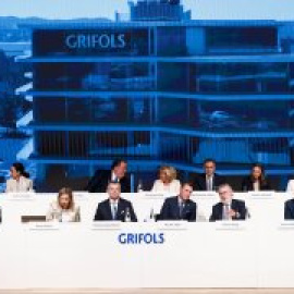 Grifols descarta desinversiones y se centra en controlar el gasto para reducir deuda