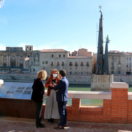 El vicepresident Pere Aragonès, la consellera de Justícia Ester Capella i l'alcaldessa de Tortosa,Meritxell Roigé, davant del monument franquista des del passeig de l'Ebre.