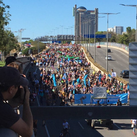 Una de les grans columnes de manifestants entrant per la Gran Via en direcció al carrer Tarragona.