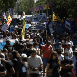 Una perspectiva de la multitudinària concentració contra l'ampliació de l'aeroport.