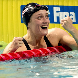 Mireia Belmonte tras su vitoria y su récord mundial de 400 metros estilos. EFE/EPA/Sander Koning