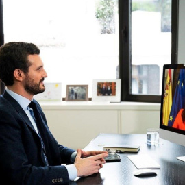 El líder del PP, Pablo Casado, en su despacho de la sede de Génova 13, y la presidenta de Ciudadanos, Inés Arrimadas, en su casa, durante una videoconferencia durante el confinamiento.