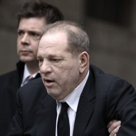 El productor estadounidense Harvey Weinstein llega a la corte para iniciar un juicio mientras enfrenta acusaciones de violación y agresión sexual.