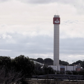 Logo del Banco Santander en lo alto de una construcción en la entrada a la Ciudad Financiera del Grupo Santander cerca de la localidad madrileña de Boadilla del Monte.