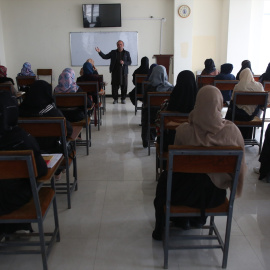 Mujeres en una universidad en Kabul, Afganistán