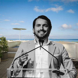 Pedro Alexandre Veiga ante una imagen del proyecto de inversión inmobiliaria en Ibiza publicado en la plataforma Housers