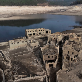 La sequía descubre el antiguo pueblo de Aceredo que había sido sumergido en la década de 1990 después de la construcción de la represa en Concello de Lobios, España.