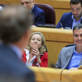 18/10/2022.- El presidente del Gobierno, Pedro Sánchez (d), escucha la intervención del líder del PP, Alberto Núñez Feijóo (i), durante el pleno del Senado, donde Sánchez ha comparecido para informar de las últimas medidas económicas y fiscales d