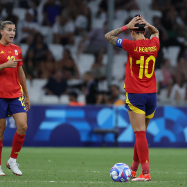 Dos jugadoras de la selección española de fútbol femenino durante la semifinal entre Brasil y España de  los JJOO de París 2024