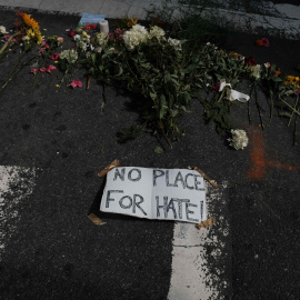 Flores y un cartel que pone 'No hay lugar para el odio', en la calle de Charlottesville donde un supremacista embistió con su vehículo contra una marcha anti-racista, provocando un muerto. REUTERS/Justin Ide