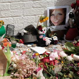 Flores y la foto de Heather Heyer, una de las víctimas de la jornada violenta protagonizada por supremacistas estadounidenses, en una calles de Charlottesville, en el estado de Virginia. REUTERS/Justin Ide