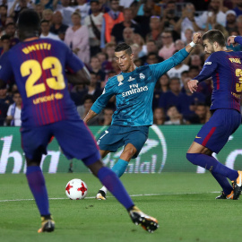 El portugués del Real Madrid, en el momento de disparar a portería para marcar el segundo gol del equipo blanco en el Nou Camp en el partido de ida de la Supercoppa de España. REUTERS/Juan Medina