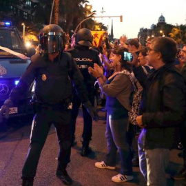 Despliegue policial en la sede de la CUP el 20-S. EFE