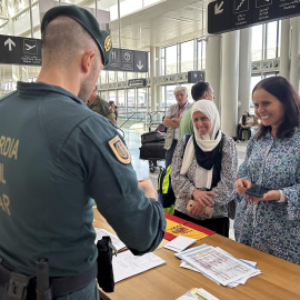 Agentes de la Guardia Civil española comprueban los documentos de los ciudadanos españoles nacionalizados antes de ser evacuados del Líbano, en el aeropuerto internacional Beirut-Rafik Hariri.