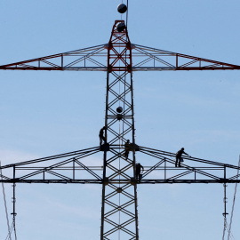 Trabajadores reparando un poste eléctrico a 21 de diciembre de 2022