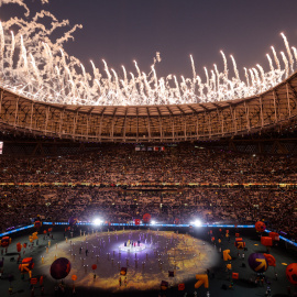 Fuegos artificiales durante la ceremonia de clausura del Mundial de Catar 2022 antes de la final entre Argentina y Francia, al norte de Doha, el 18 de diciembre de 2022.