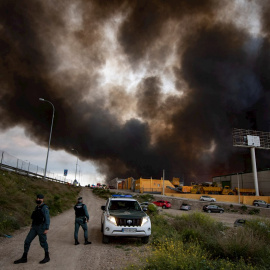 Columnas de humo en un incendio en polígono industrial de Seseña, Toledo, este martes 13 de abril de 2021.