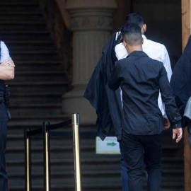 Tres dels set acusats de la violació múltiple d'una menor a Manresa (Barcelona), entrant a l'Audiència de Barcelona. (QUIQUE GARCÍA | EFE)