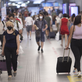 Pasajeros en la estación de AVE de Atocha, durante el primer día de la primera 'Operación Salida' del verano 2021, a 2 de julio de 2021, en Madrid (España)